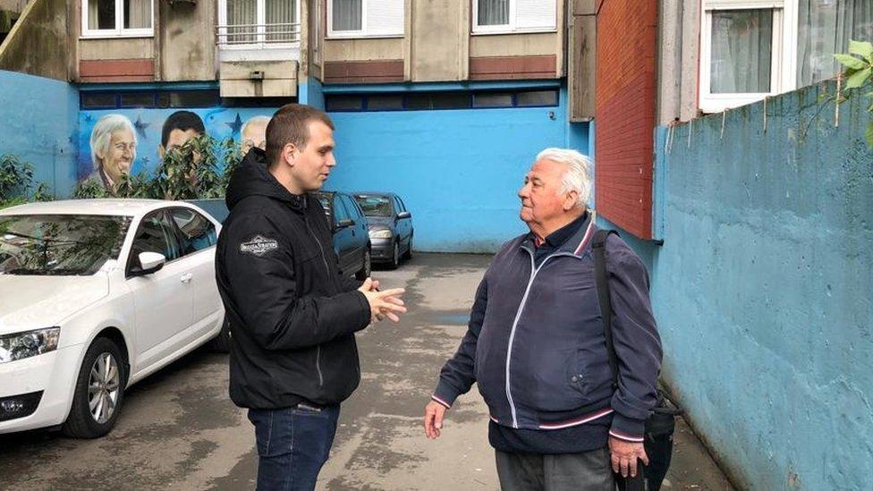 El periodista de la BBC Slobodan Maricic con Djordjo Milenic, vecino y amigo del abuelo de Novak Djokovic.