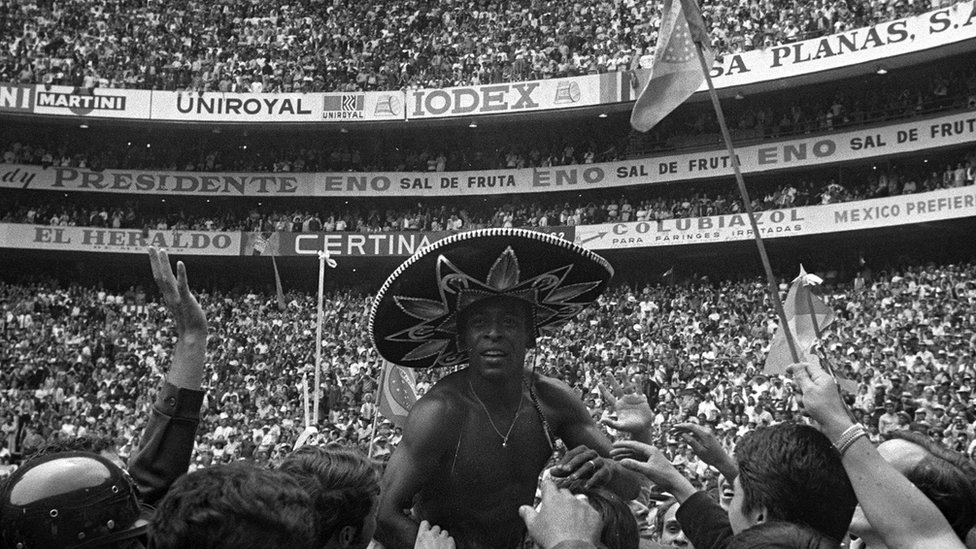 La primera Copa del Mundo en México vio a Brasil y su figura Pelé ganar el campeonato, considerado como uno de los mejores equipos de todos los tiempos. Pele celebra el título de México 70 en el Estadio Azteca.