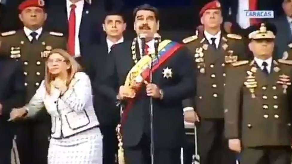 الرئيس الفنزويلي مادورو لحظة سماع دوي الانفجار كما ظهر في تسجيل فيديو
