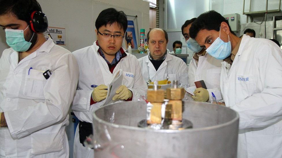 مفتشو الوكالة الدولية للطاقة الذرية في إحدى المنشآت النووية الإيرانية