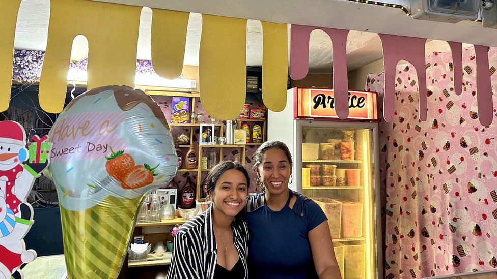 Aray y su mamá, Dayalín Torres, en su heladería "Araice".