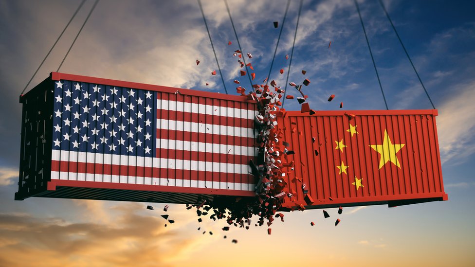Contêineres da China e EUA se chocam