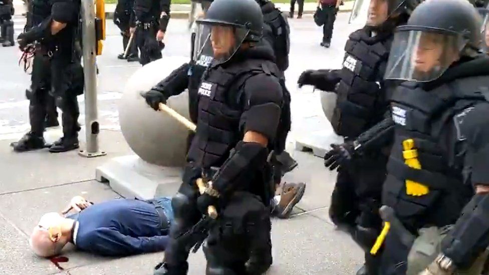 Un video muestra cómo dos agentes de policía empujan a un hombre en Búfalo, Nueva York, este cae y termina herido en el suelo.