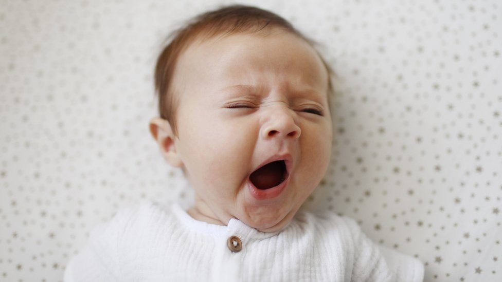 Un bebé bostezando.