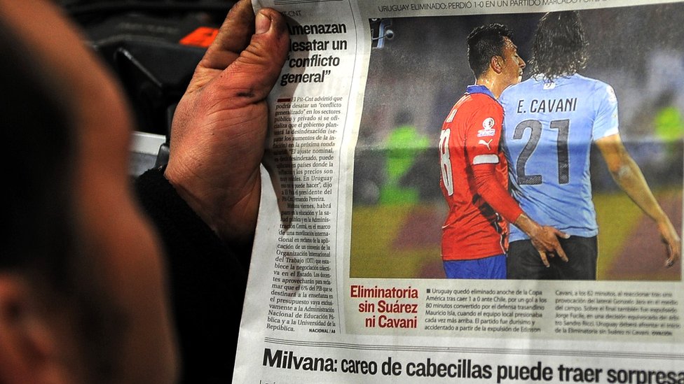 En Uruguay no olvidan el incidente entre Gonzalo Jara y Edinson Cavani en la Copa América 2015. Periódico El País