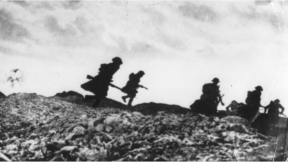 Британские войска столкнулись с пулеметным, винтовочным и артиллерийским огнем, когда они двигались через ничейную землю во время битвы на Сомме