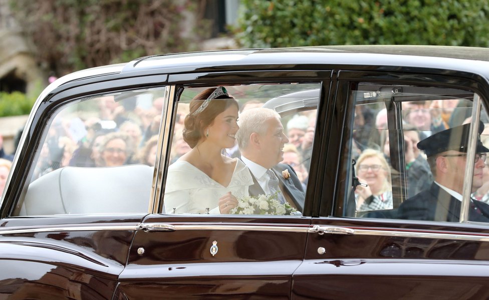 الأميرة يوجيني في السيارة مع والدها الأمير أندرو