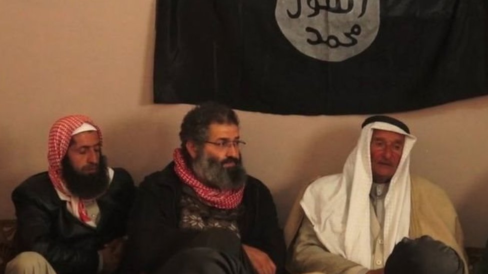 محمد حيدر زمار يتوسط اجتماع تنظيم الدولة مع زعماء قبائل سورية، بحسب تقارير غير مؤكدة