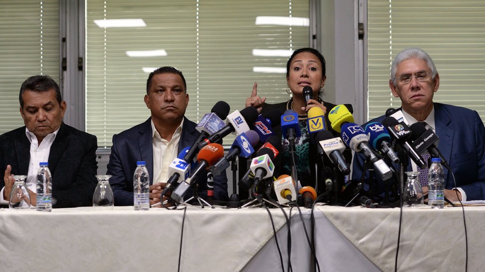 Cuatro de los cinco gobernadores opositores decidieron juramentarse ante la Constituyente para mantener sus cargos. Los 4 gobernadores de AD que se juramentaron ante la Constituyente.