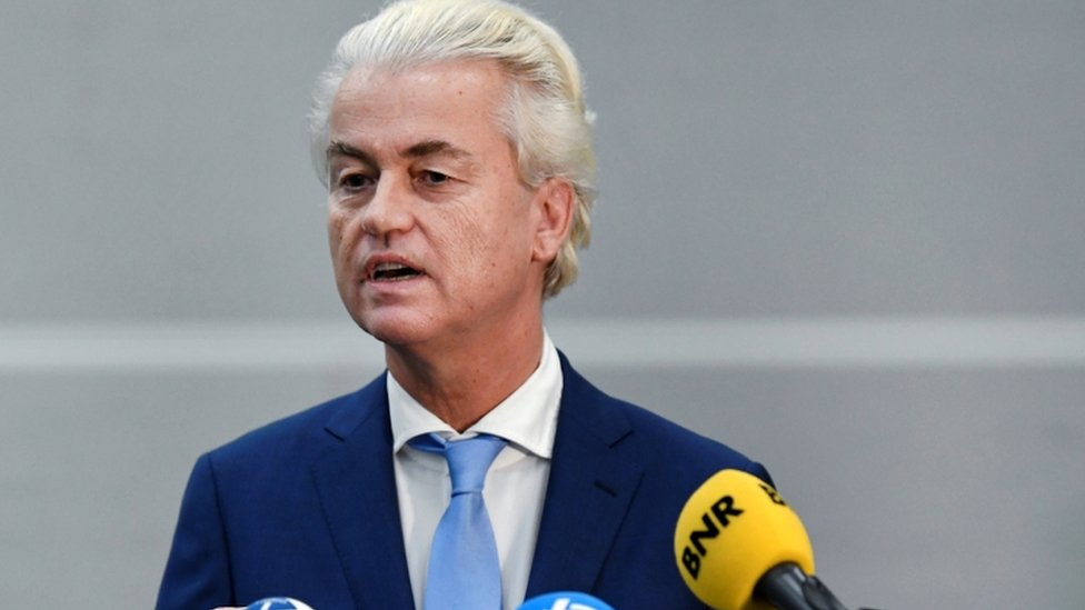 El político holandés antiislámico Geert Wilders habla con los medios de comunicación tras el veredicto de su apelación en Schiphol, cerca de Amsterdam, Países Bajos.