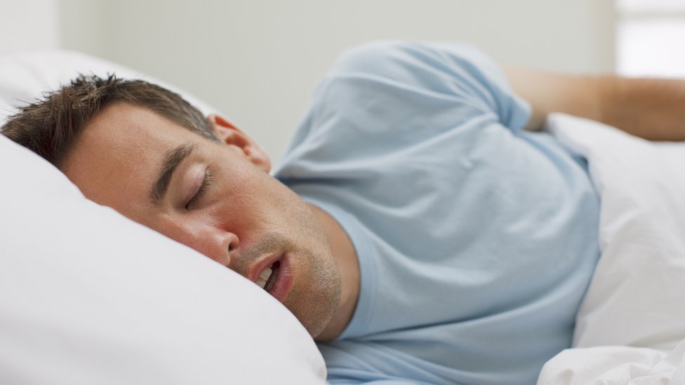 No es que dormir más el fin de semana cause obesidad, pero la obesidad sí parece ser más frecuente entre las personas con un mayor jet lag social. Hombre durmiendo