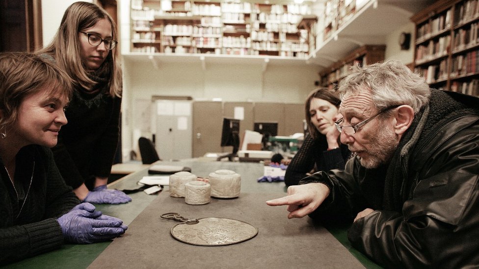 Майкл Розен и археологи смотрят в зеркало Десборо - похожее на зеркало Портшема