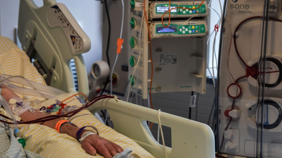 Paciente internado na UTI do hospital Albert Einstein, em São Paulo, em foto de 16 de novembro de 2020