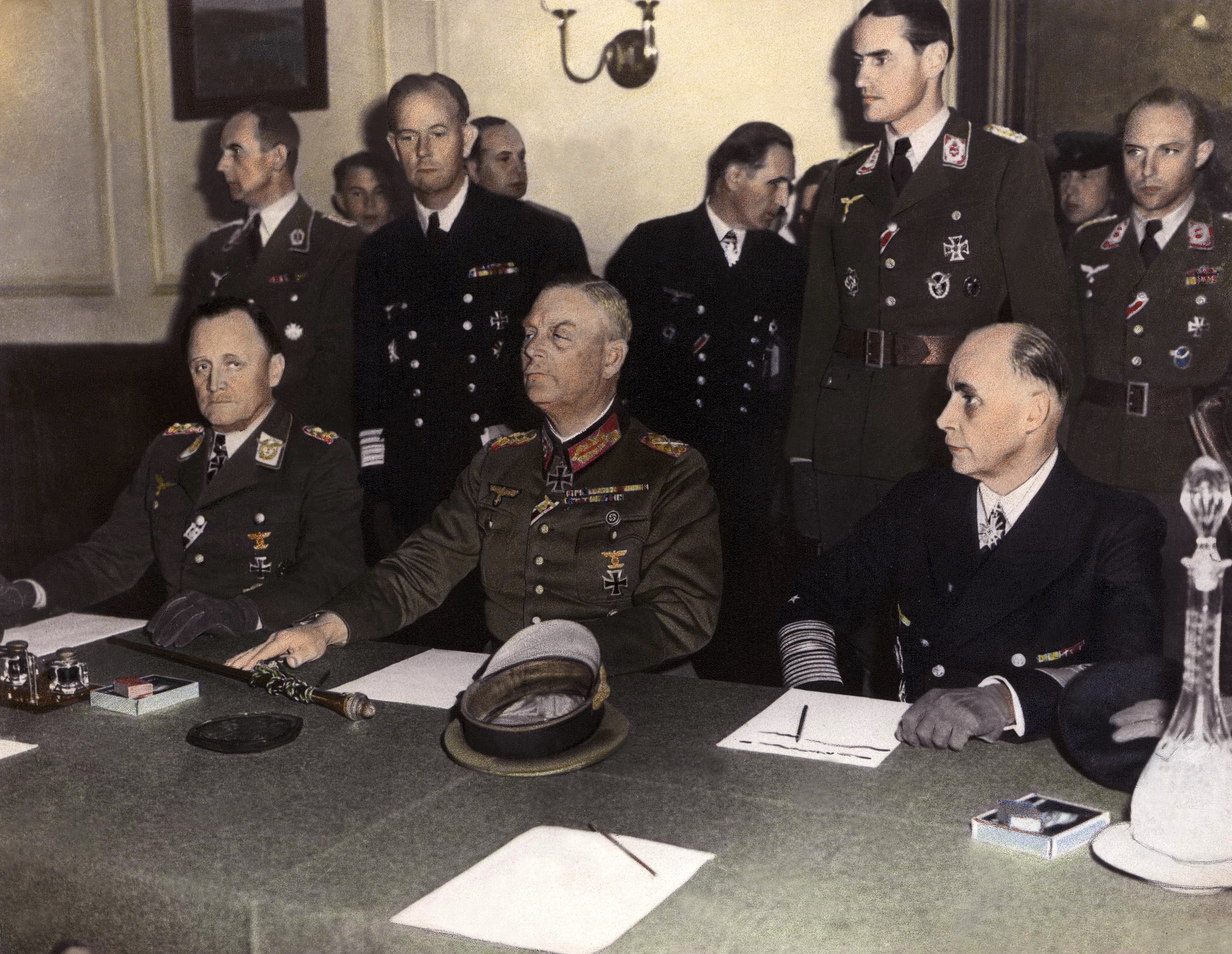 Generales en representación de la Armada alemana firmando un acta de rendición de Alemania en el cuartel general ruso de Karlshortst, al noreste de Berlín.