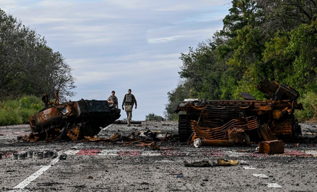 Vehículos de guerra destruidos en la región de Járkiv