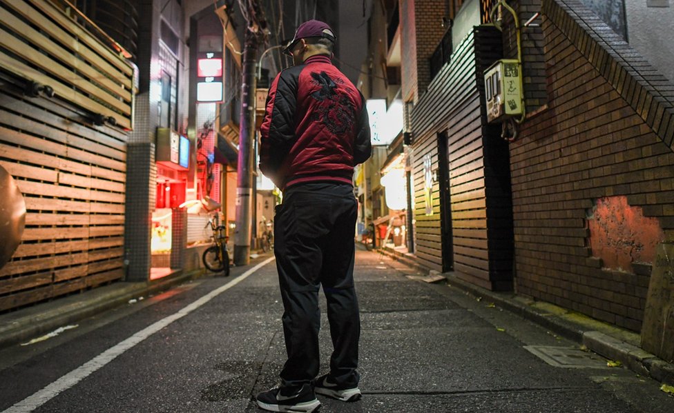 BBC臥底記者的照片，從背後拍攝，地點是東京街頭。