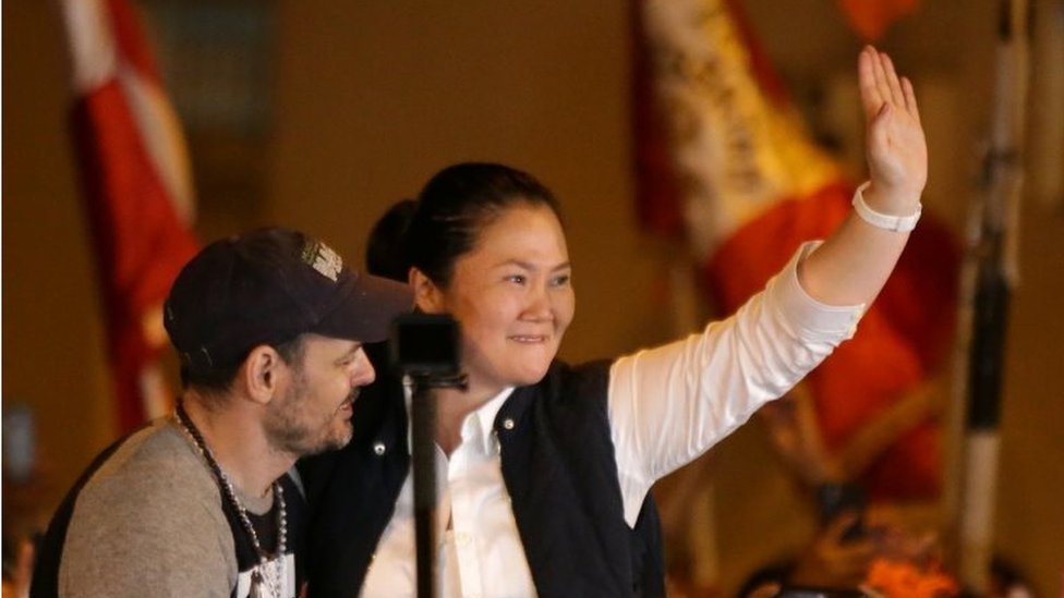 Кейко Фухимори приветствует своих сторонников после того, как ее выпустили из тюрьмы Санта-Моника в Лиме, ??Перу, 29 ноября 2019 года.