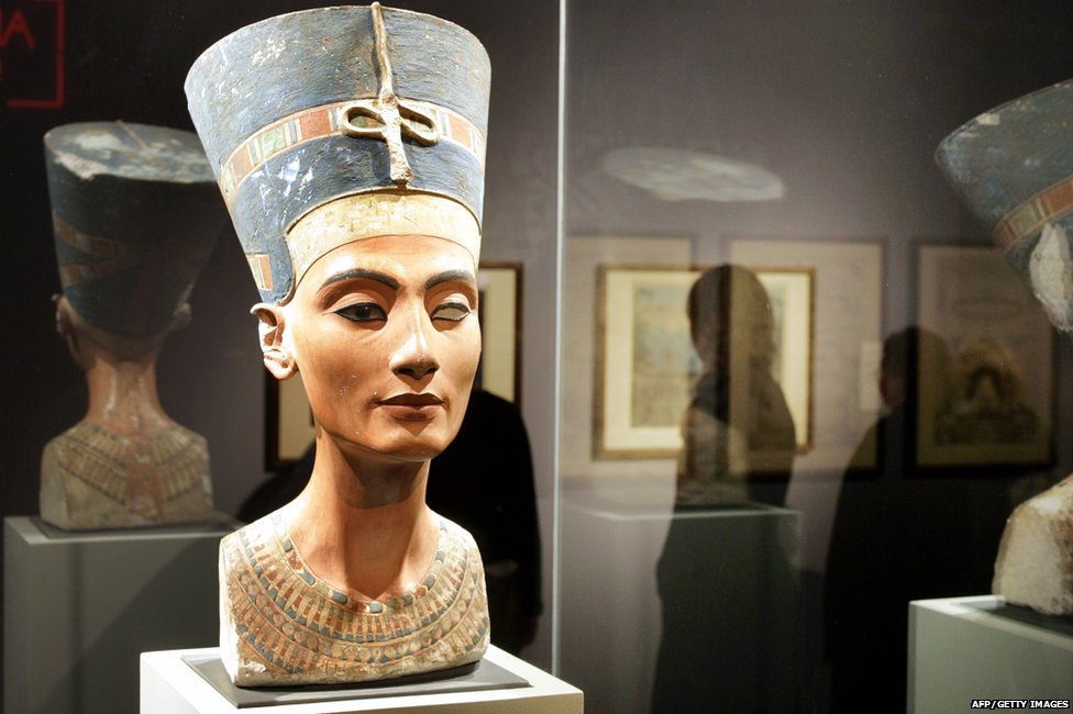 Всемирно известный бюст египетской царицы Нефертити виден на Берлинском культурном форуме 1 марта 2005 г.