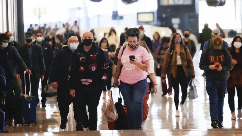 Passengers at San Francisco airport. Photo: 25 November 2020