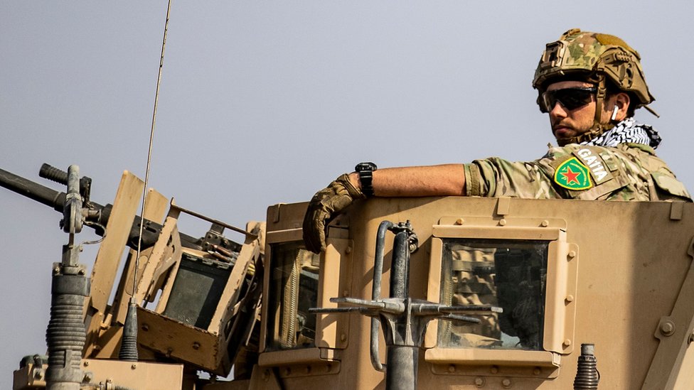 Американский солдат с эмблемой YPJ на рукаве в Тал Тамре, север Сирии (20.10.19)