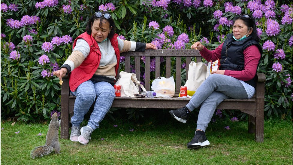 Пикник двух женщин в парке Голдерс-Хилл