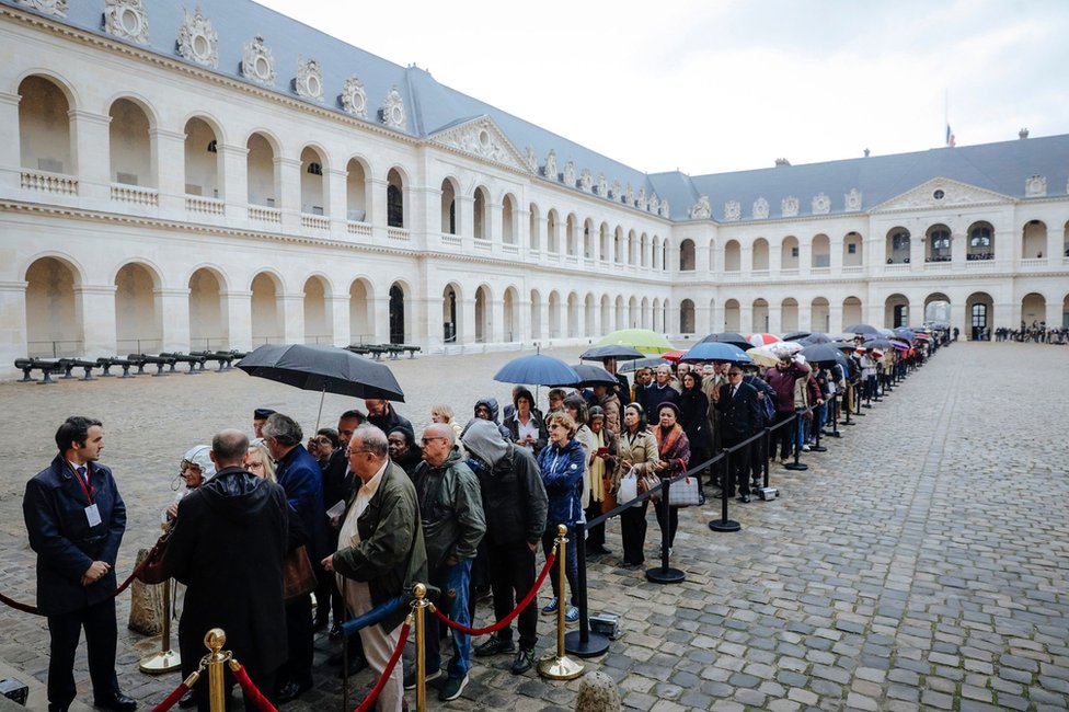 People queue to say a final farewell to former French President Jacques Chirac on 29 September 2019.