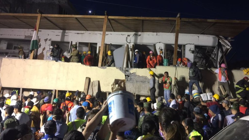 Rescatistas trabajaron toda la noche en la escuela Rébsamen, al sur de la Ciudad de México. Rescatistas trabajan en la escuela Rébsamen, al sur de la Ciudad de México.