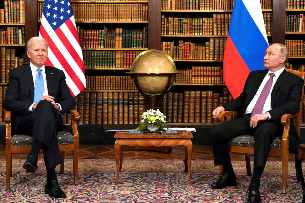 جو بايدن (إلى اليسار) وفلاديمير بوتين