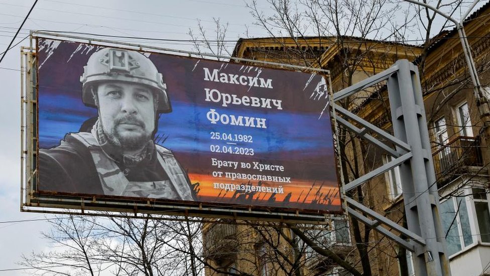 Un cartel con la imagen de Vladlen Tatarsky en la ciudad ocupada de Donetsk