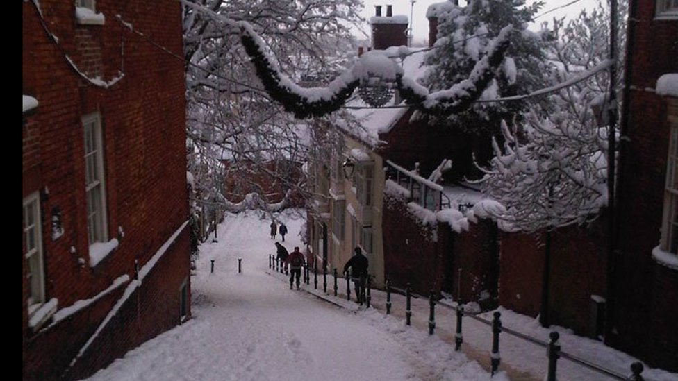 Крутая улица в Линкольне в снегу