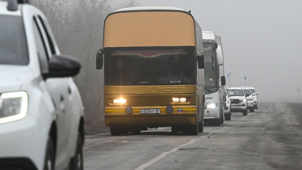 Avtobusы s plennыmi ukraincami vыezžaюt s territorii samoprovozglašennoй LNR
