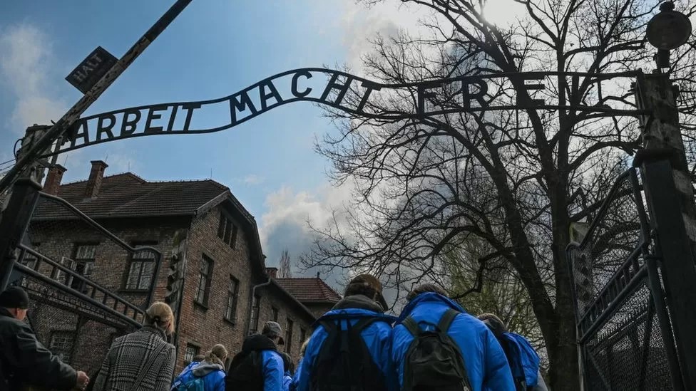 Музей Освенцима осудил ролик правящей партии Польши с изображением ворот концлагеря
