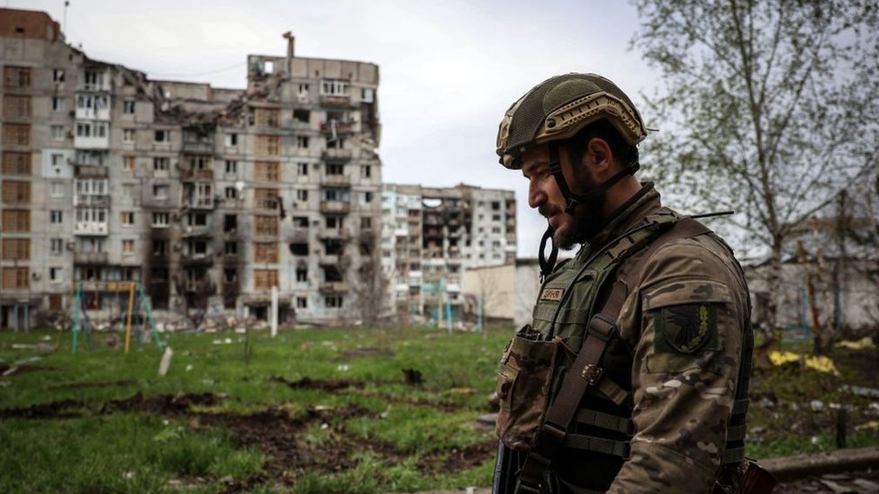جندي أوكراني قرب خط المواجهة في باخموت
