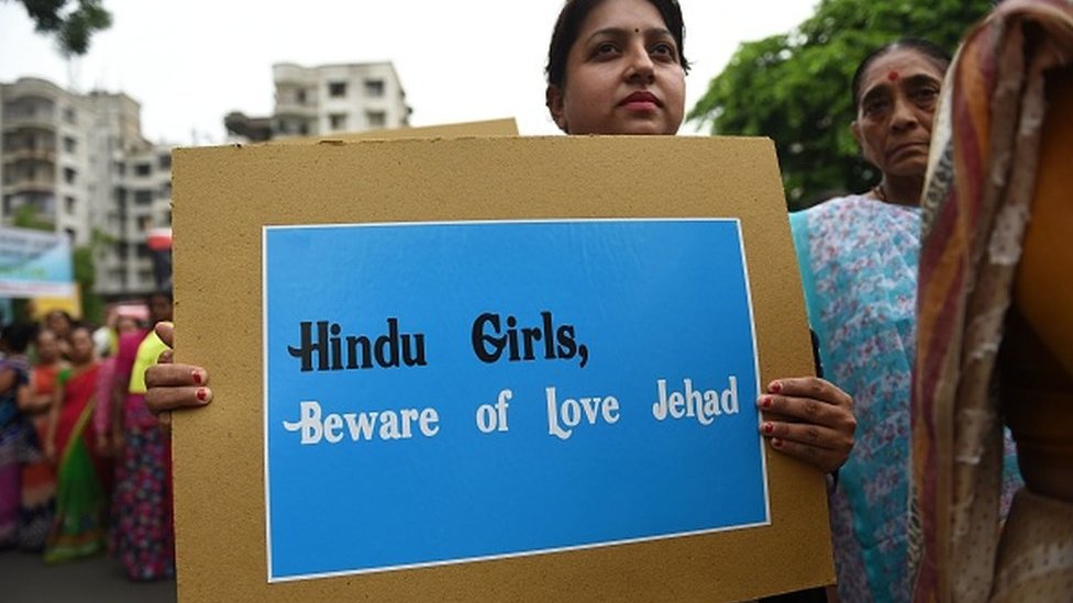 Индийский индус держит плакат, когда принимает участие в митинге против «Love Jihad» в Ахмадабаде 22 июля 2018 года.