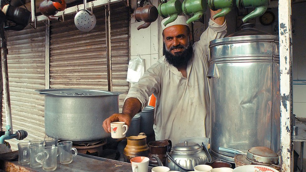 çay veren pakistanlı