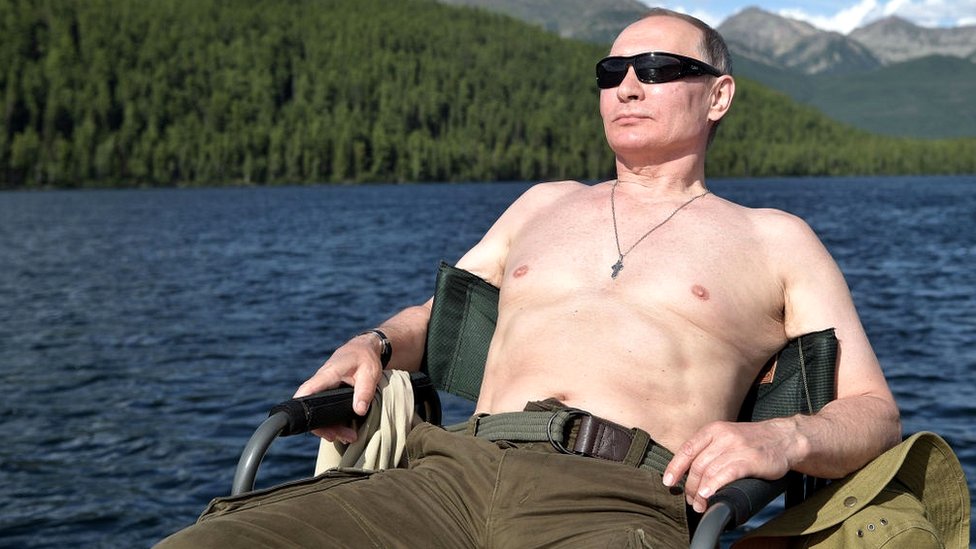 Según Montefiore, las tendencias autoritarias de Putin tienen su antecedente en los Romanov. Vladimir Putin de vacaciones en Siberia
