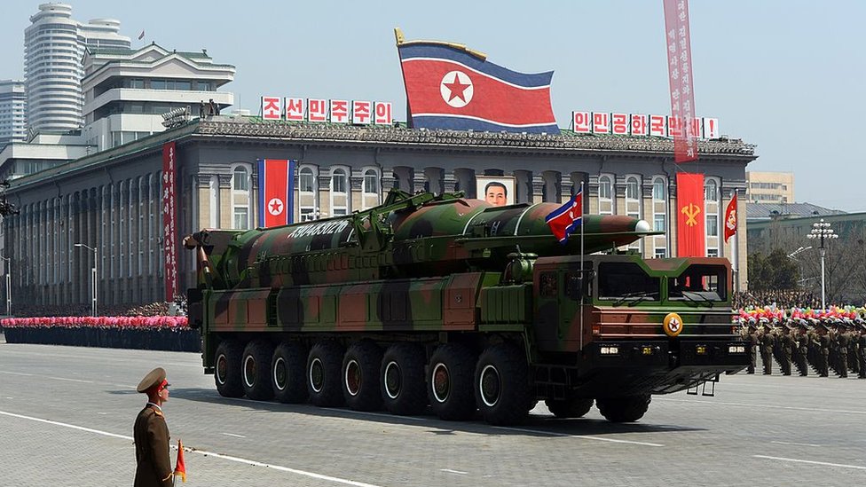 Desfile con un misil de Corea del Norte
