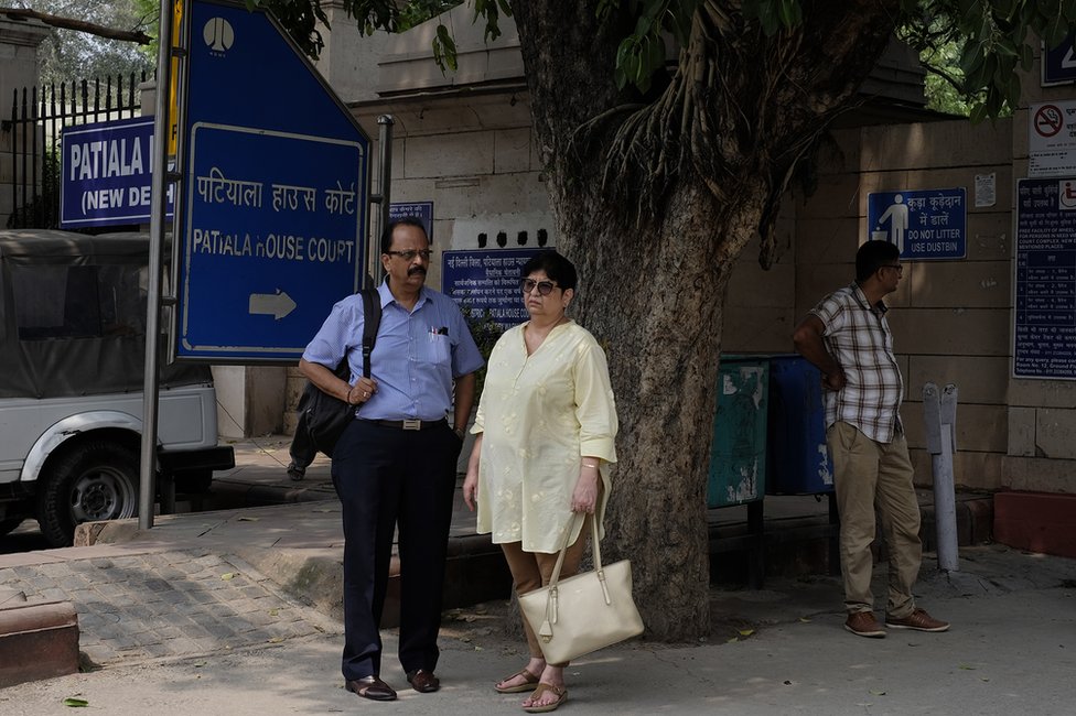 Шекхар и Нилам у здания суда Дели Патиала.
