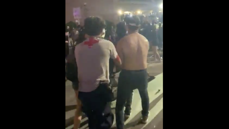 На видео Дэвида Фроста демонстранты тянут Джастина Хауэлла к полиции.
