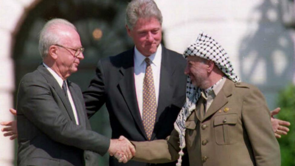 El primer ministro israelí, Yitzhak Rabin, el expresidente estadounidense, Bill Clinton, y el líder palestino Yasser Arafat en la firma de los Acuerdos de Oslo.