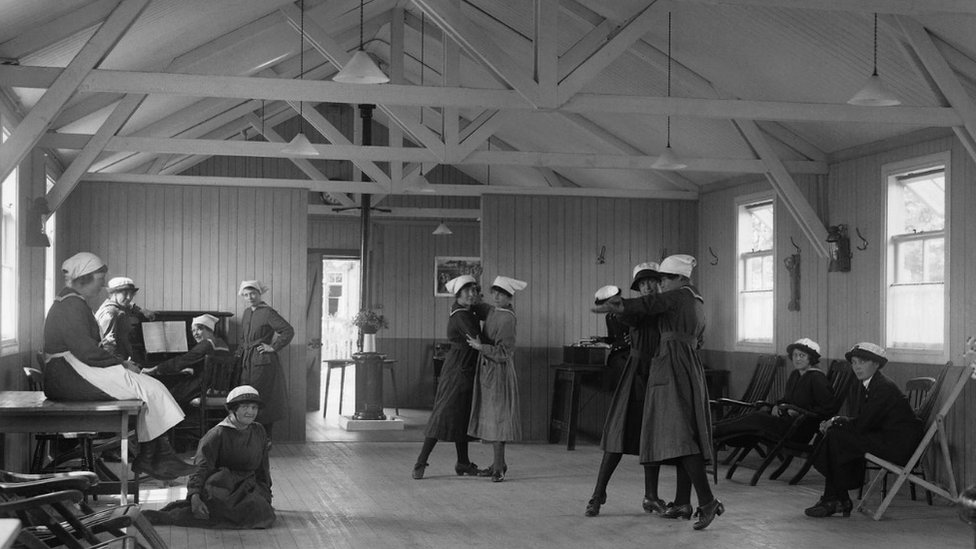 Женщины из WRNS наслаждаются танцами в своей комнате отдыха на острове Осея, лето 1918 года