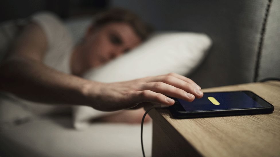 يعمل التطبيق بينما الناس نائمون