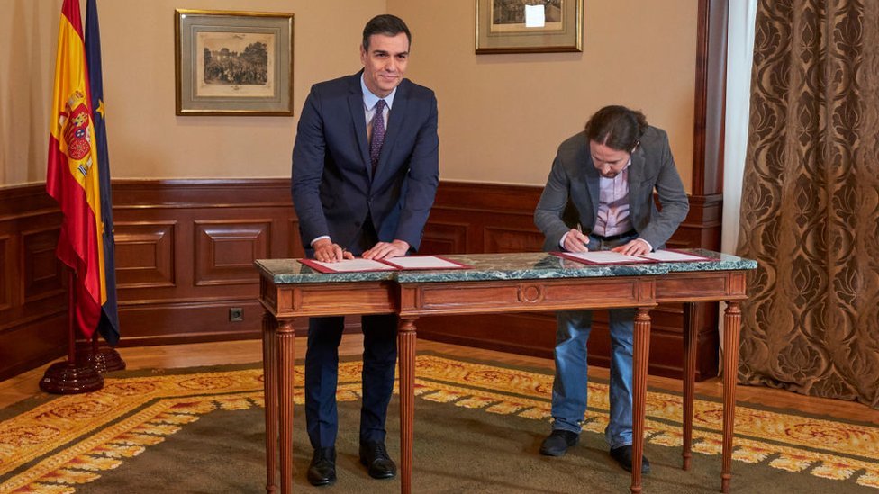 Pedro Sánchez y Pablo Iglesias firman el acuerdo para formar gobierno.