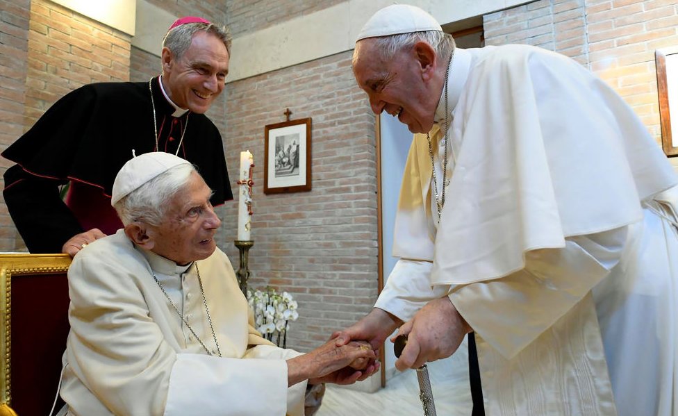El papa Francisco saluda al papa Emérico Benedicto XVI en el monasterio Mater Ecclesiae del Vaticano, 27 de agosto de 2022