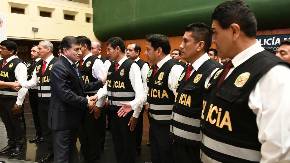 El ministro Carlos Morán saludando a los agentes de la brigada.