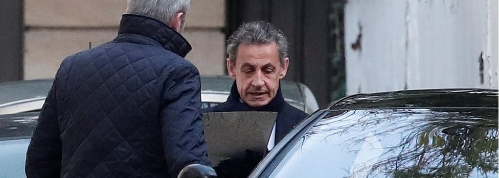 Бывший президент Франции Николя Саркози садится в машину, когда выходит из дома в Париже, 21 марта 2018 г.