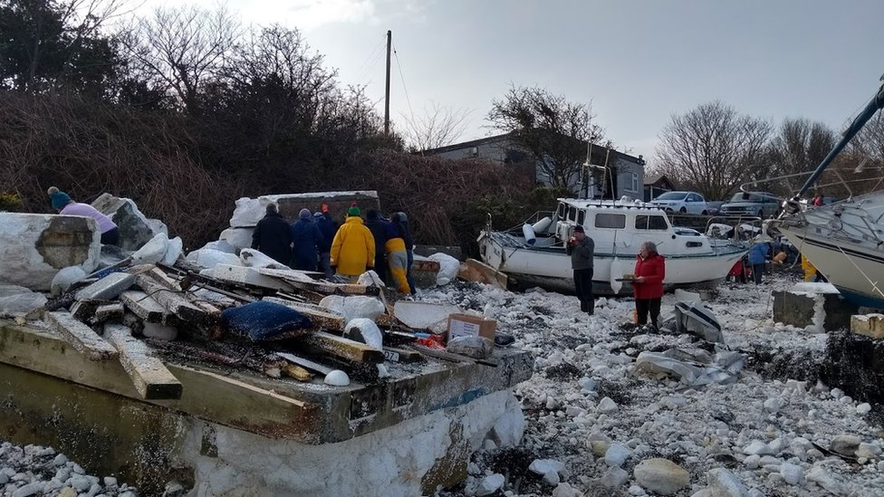 Операция по очистке марины в Холихеде