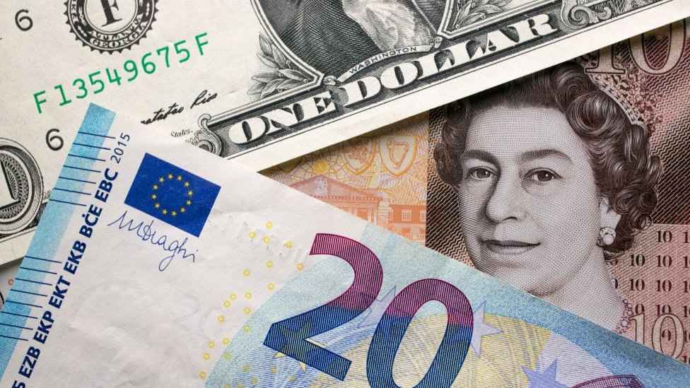 Примечания фунта, доллара, евро.