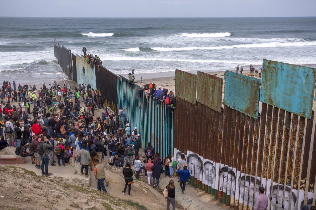 Personas en la frontera entre México y Estados Unidos