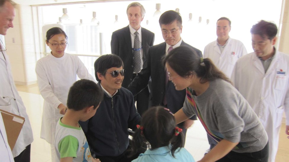 2012年，美國駐華大使駱家輝到北京一家醫院探望逃出山東臨沂的中國維權人士陳光誠。